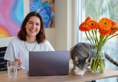 Frau benutzt Laptop, während sie drinnen arbeitet